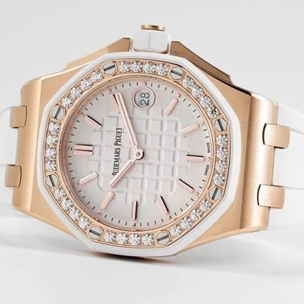 Audemars Piguettop-tier watch Royal Oak offshore series 37mm women's white dialrubber strapquartz watch front view
