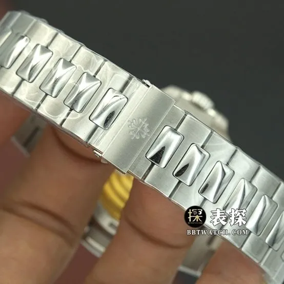 3K Factory sporty and elegant Patek Philippe1:1replica watch lumegreen dialsteel bracelet model 5711/1A-014side live photo