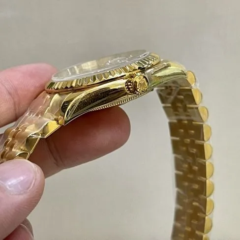 top-tier replicaRolexsuper watch men's gold plate gold band Datejust series watch front view