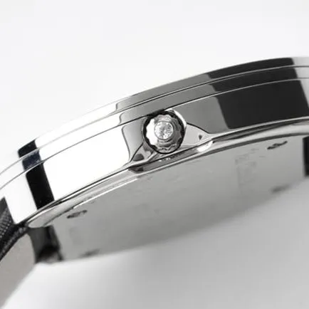 top-tier Van Cleef & Arpels women's black dial black belt Charms Gold series quartz watch detail shots