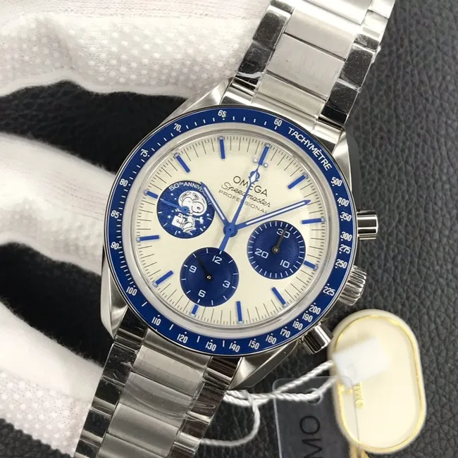 OM Factorytop-tier replicaOmega men's white dialsteel bracelet Snoopy automatic movement watch front view