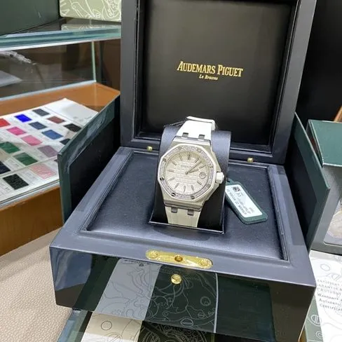 top-tier watch Audemars PiguetAP67540quartz women's white dialrubber strapRoyal Oak offshore series 37mm watch front view