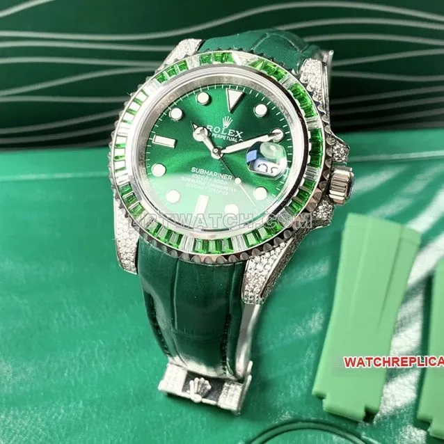 Rolex Submariner top-tier replicagreen dialdiamond bezelleather strap side live photo
